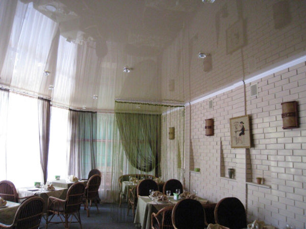 Глянцевые натяжные потолки в кафе - Фото
