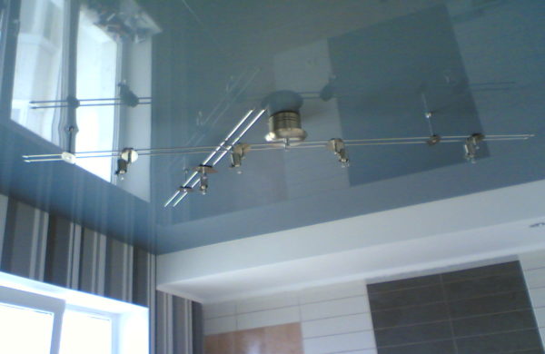 Глянцевые натяжные потолки в комнате - фото